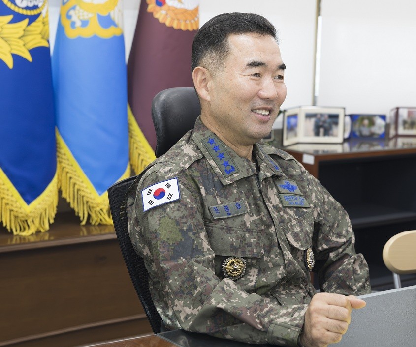[보도사진1] 진영승 합참의장이 21일, 데이비드 존스턴 호주 국방총장과 공조통화를 하며 양국 간 군사협력 강화 방안을 논의하고 있다 (1).JPG 첨부 이미지