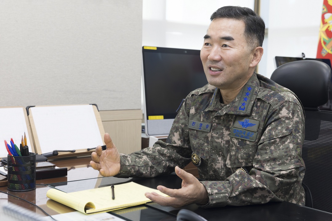 [보도사진2] 진영승 합참의장이 21일, 데이비드 존스턴 호주 국방총장과 공조통화를 하며 양국 간 군사협력 강화 방안을 논의하고 있다.JPG 첨부 이미지