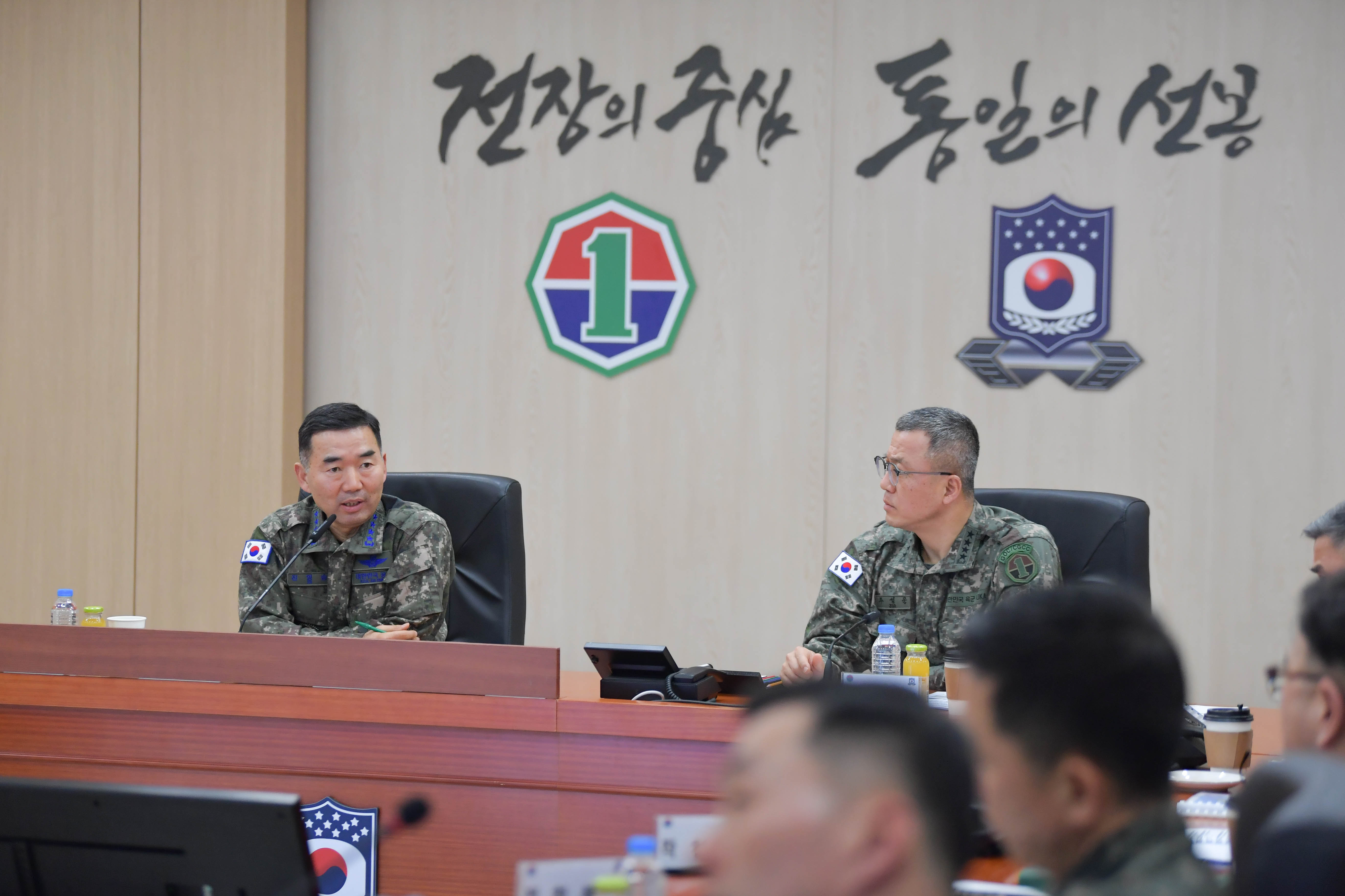 [사진1] 2월 5일, 진영승 합참의장이 지상작전사령부를 방문해 전술토의에서 작전지도를 하고 있다.jpg 첨부 이미지