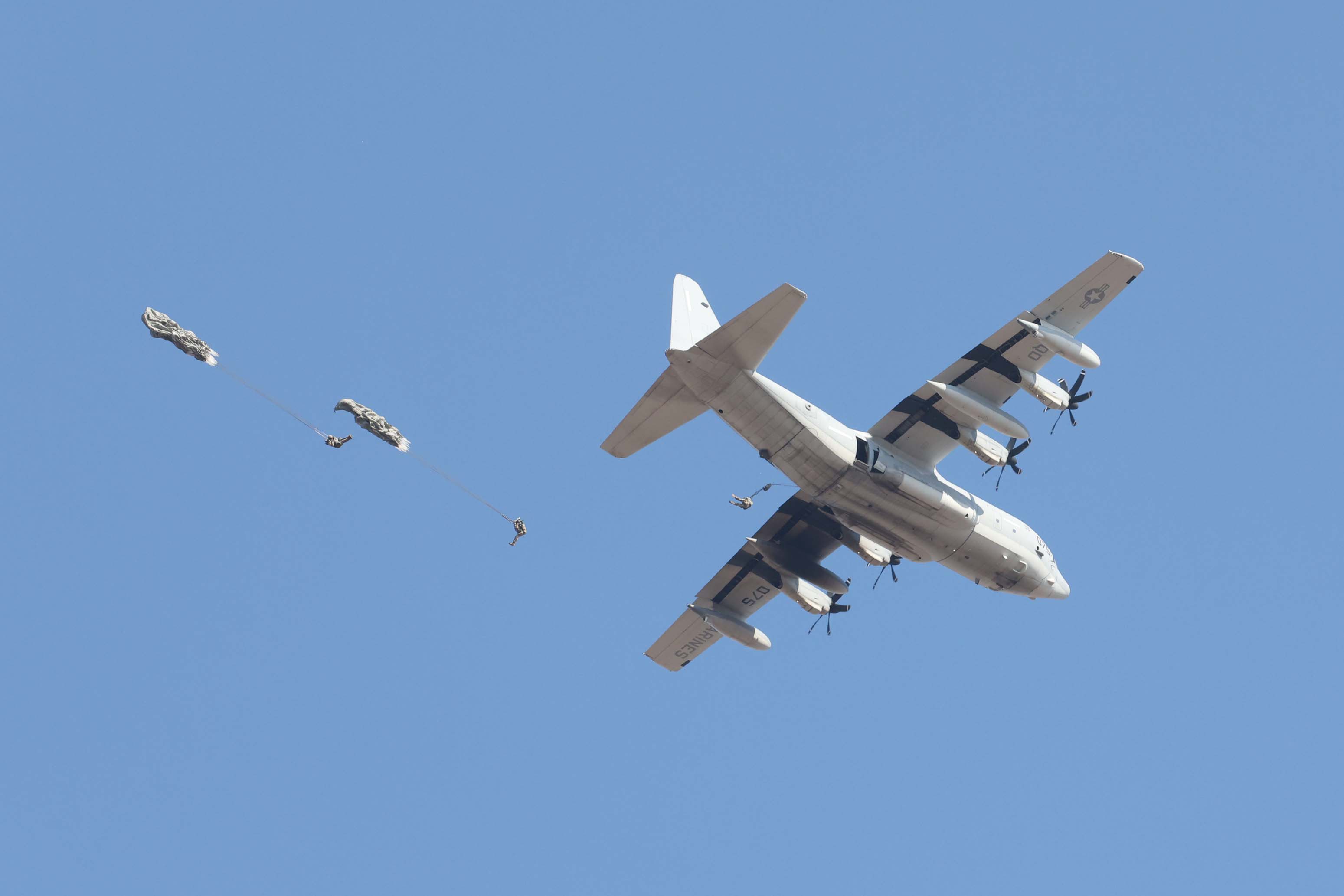 [사진4] 12월 4일 한미 특전사 장병들이 전북 익산 각동 DZ에서 미 해병대 KC-130 공중급유기에서 이탈하며 전술강하를 하고 있다.jpg 첨부 이미지