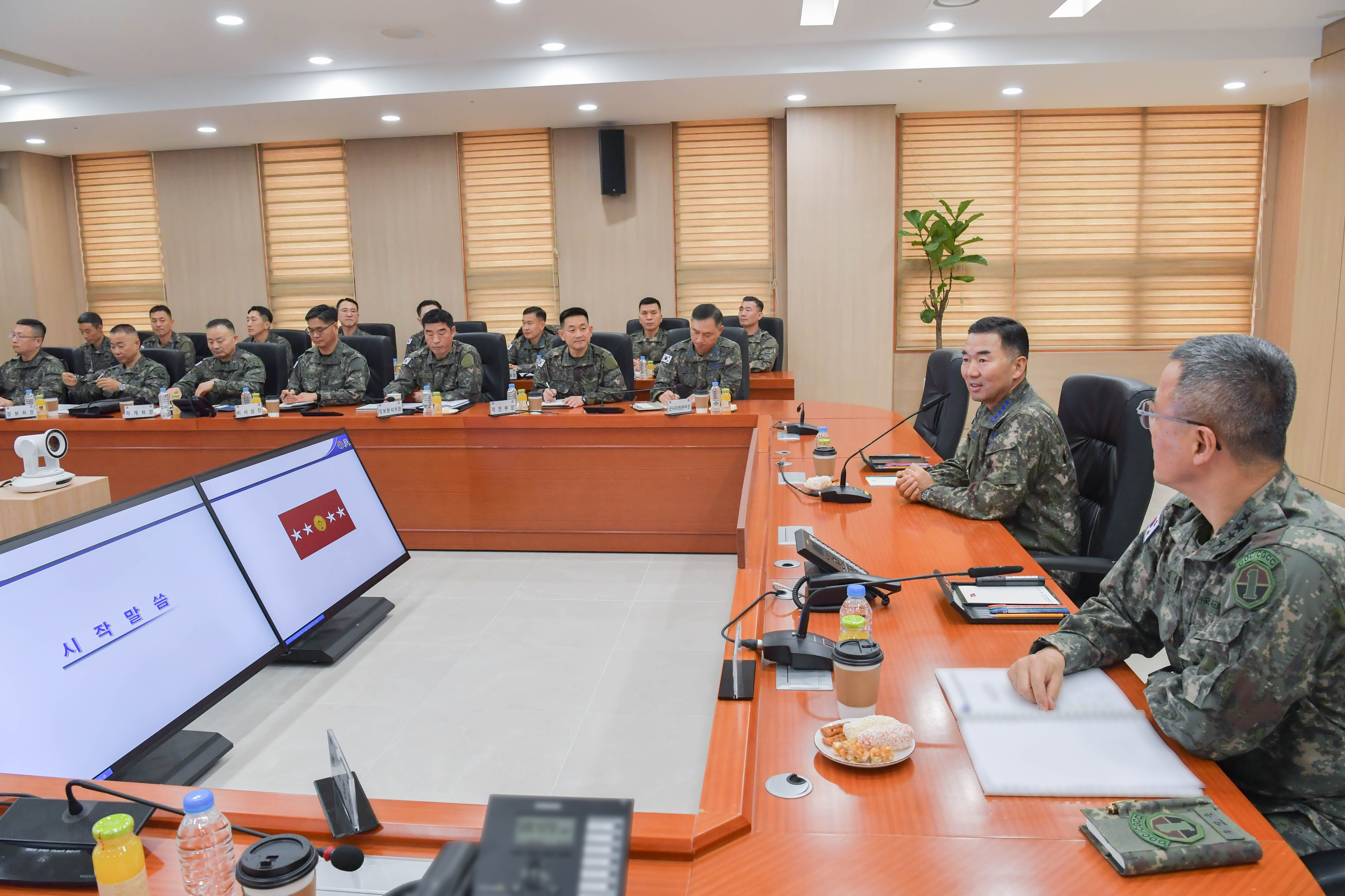 [사진2] 2월 5일, 진영승 합참의장이 지상작전사령부를 방문해 지휘관참모와 전술토의를 하고 있다.jpg 첨부 이미지