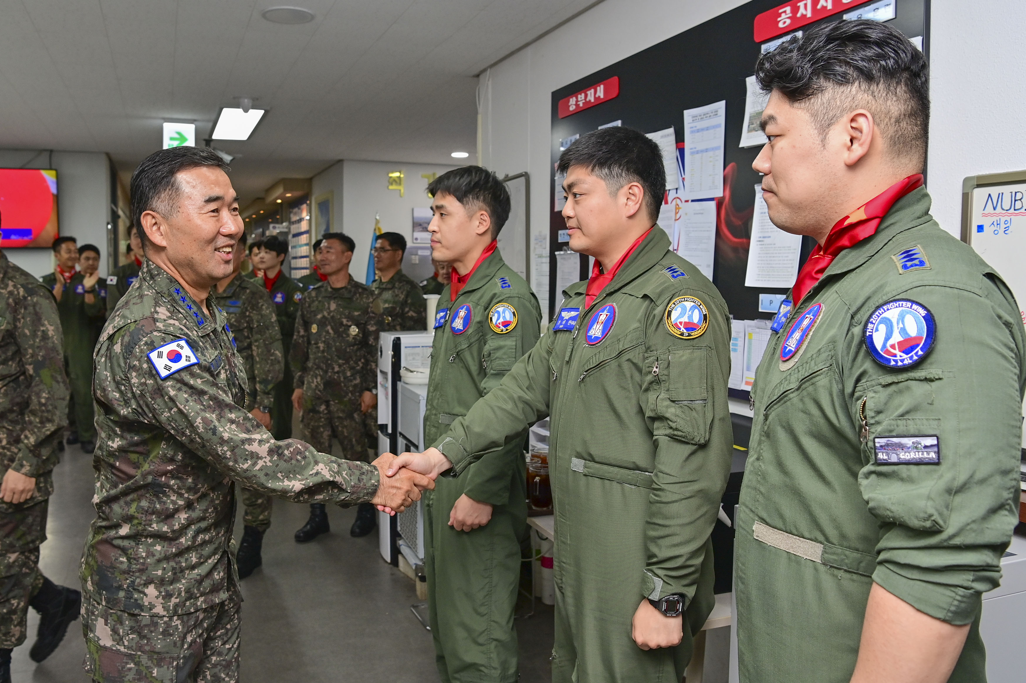 [사진1] 5월 7일 진영승 합참의장이 공군 제20전투비행단을 방문해 조종사들과 악수하며 격려하고 있다.JPG 첨부 이미지