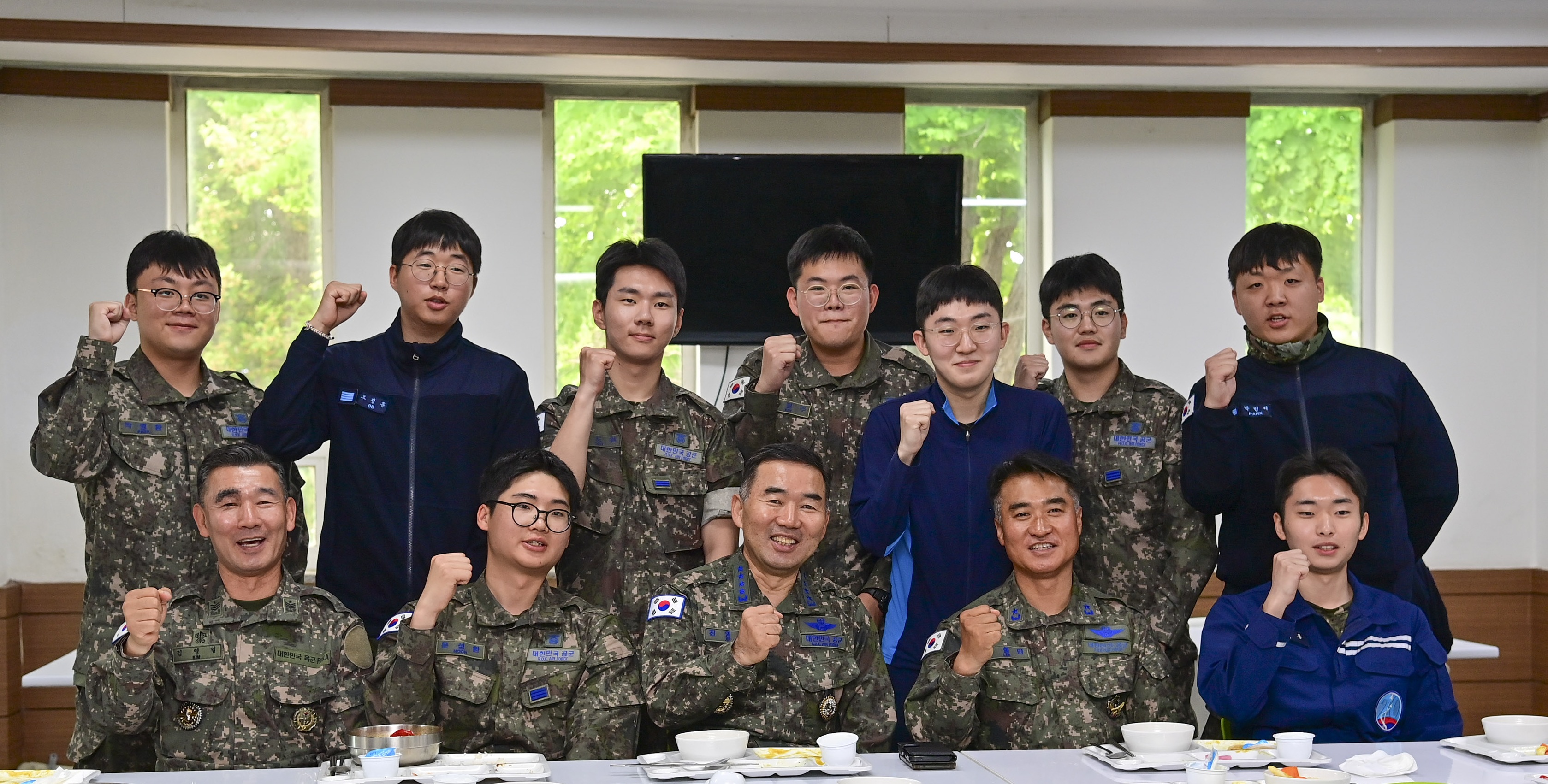 [사진2] 5월 7일 진영승 합참의장이 공군 제20전투비행단 식당에서 장병들과 식사 후 기념촬영을 하고 있다.jpg 첨부 이미지