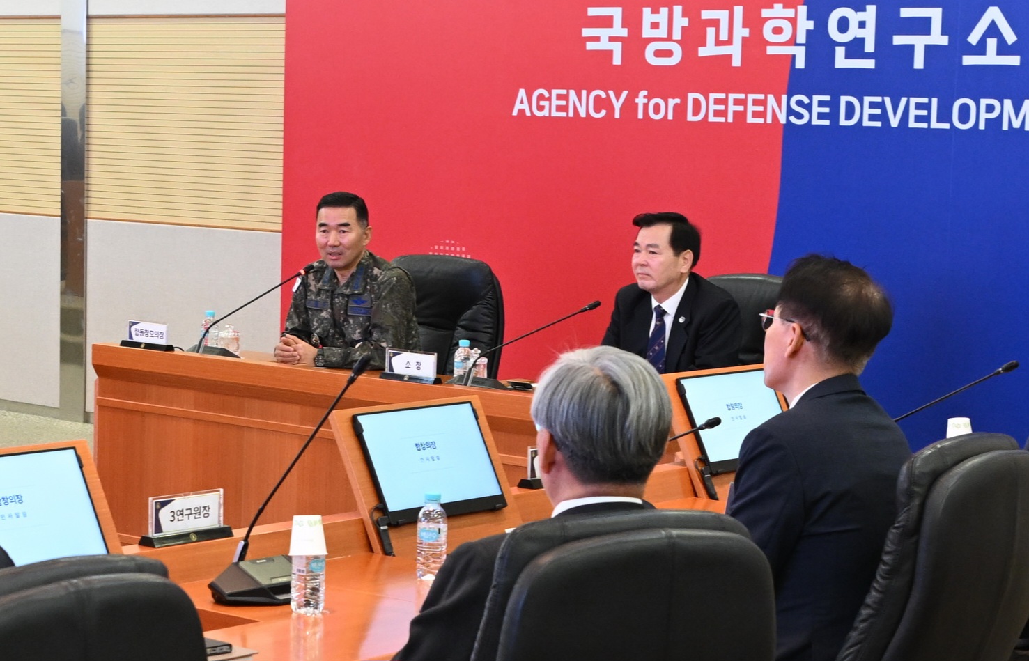 [사진3] 5월 7일 진영승 합참의장(왼쪽)이 국방과학연구소를 방문해 첨단과학기술 기반 자주국방력 확보 방안에 대한 현장토의를 하고 있다.jpg 첨부 이미지
