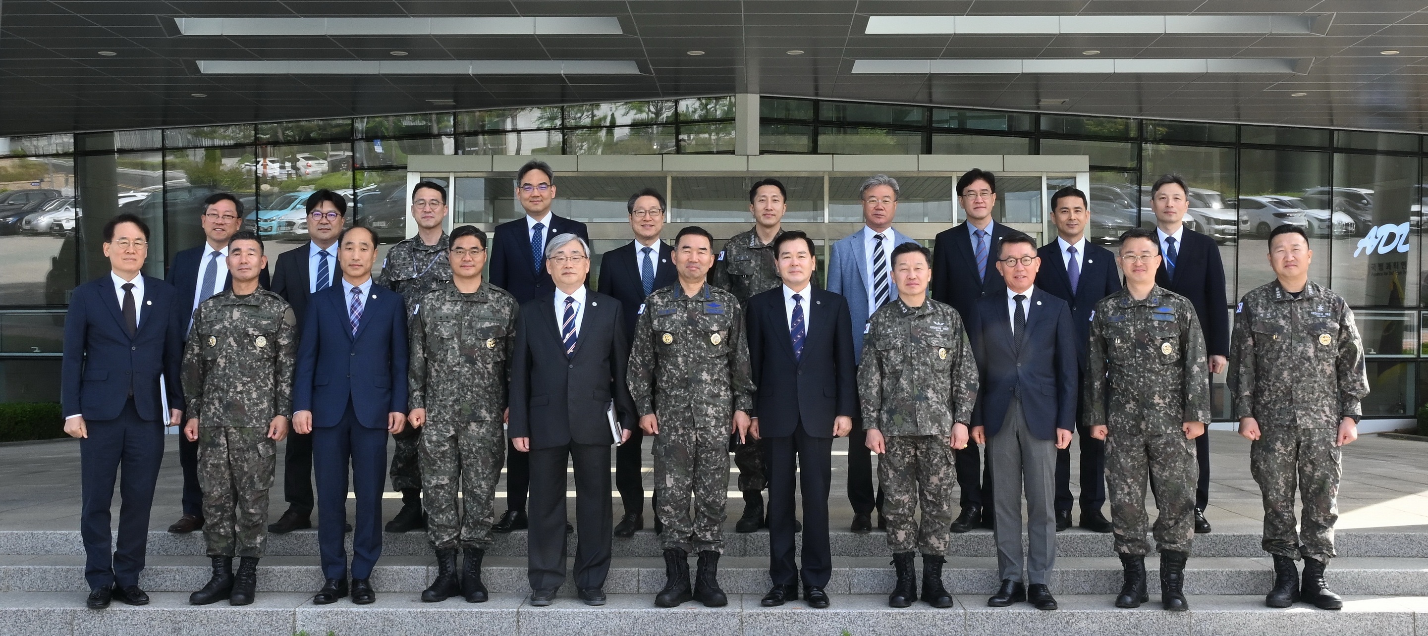 [사진4] 5월 7일 국방과학연구소를 방문한 진영승 합참의장(앞줄 왼쪽에서 6번째)이 이건완 국방과학연구소장(앞줄 왼쪽에서 7번째) 및 연구원들과 기념촬영을 하고 있다.jpg 첨부 이미지