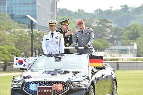 GEN Kim Seung Kyum, CJCS Hosts Office Call with GEN Carsten Breu...