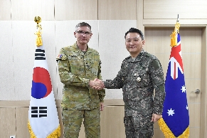 GEN Kim Seung Kyum, CJCS Hosts Office Call with GEN Angus Campbe...