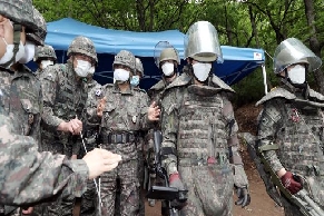 박한기 합참의장, 후방지역 방공진지 주변 지뢰제거작전 현장 점검(200525) 대표 이미지