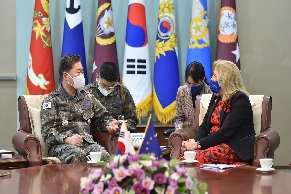 원인철 합참의장, 주한 EU대사 접견 대표 이미지