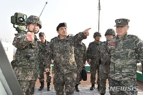 박한기 합참의장, 후방지역 방공진지 주변 지뢰제거작전 현장 점검 대표 이미지