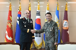 GEN Kim Seung Kyum, CJCS Hosts Office Call with GEN Wayne Eyre, ... 대표 이미지