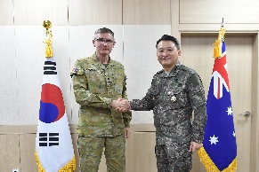 GEN Kim Seung Kyum, CJCS Hosts Office Call with GEN Angus Campbe... 대표 이미지